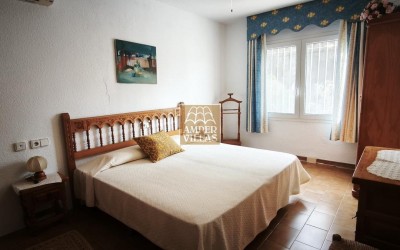 Amplio bungalow con piscina y pista de tenis comunitarios al lado del club de Golf.